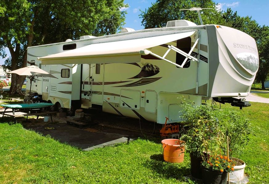 Pressure washing service on a fifth-wheel RV